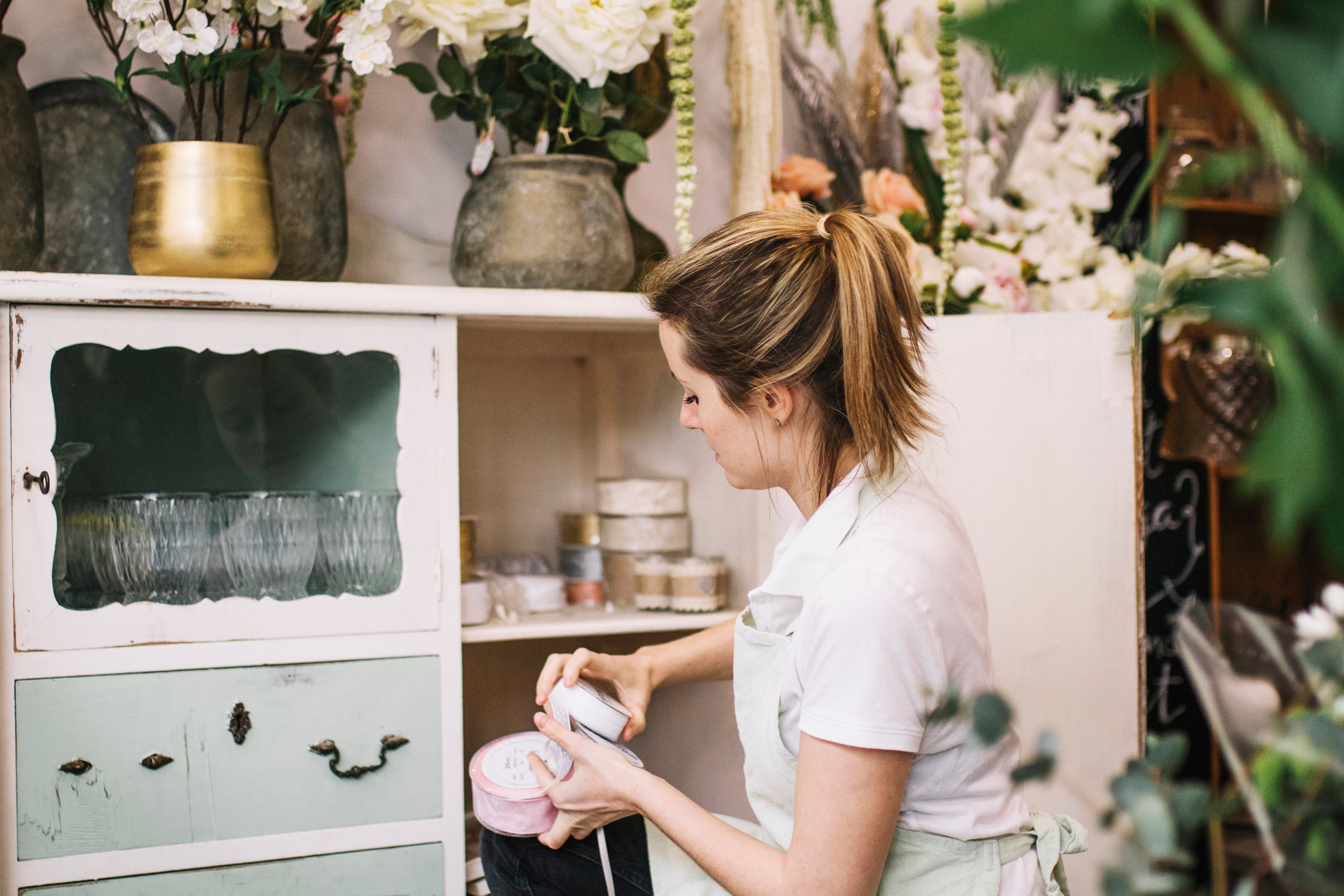 How to Organize Open Shelving with Style: A Fresh Take for Spring Kitchens
