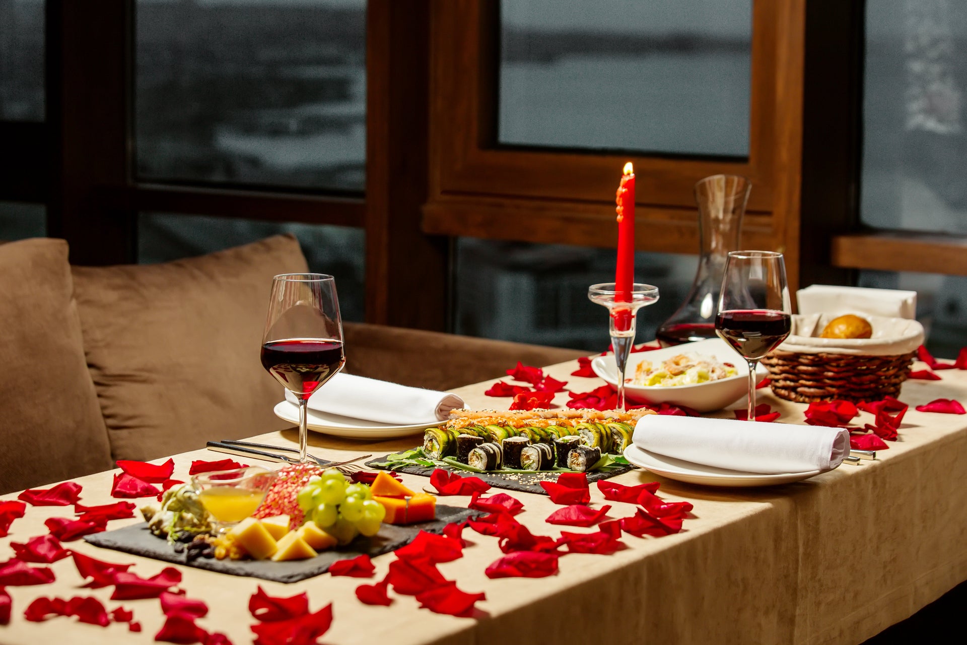 Setting a Romantic Table for Special Occasions: Summer Style with Heartfelt Elegance