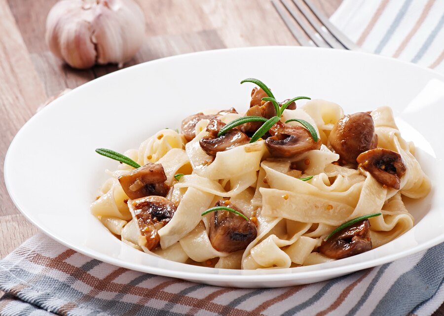 Creamy Garlic Butter Pasta with Mushrooms: A Rich & Comforting Dish